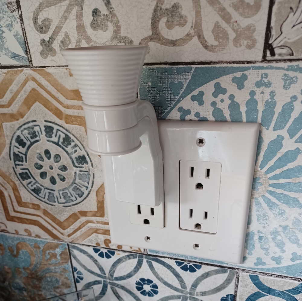 Slatkin & Co. plug in adapter